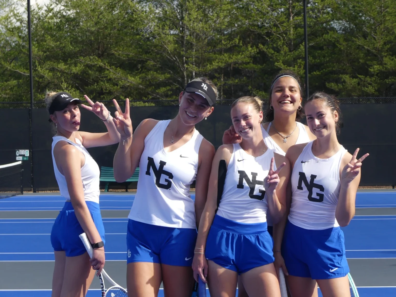 Tennisspillere fra damelaget til University of North Georgia tar et morsomt lagbilde.