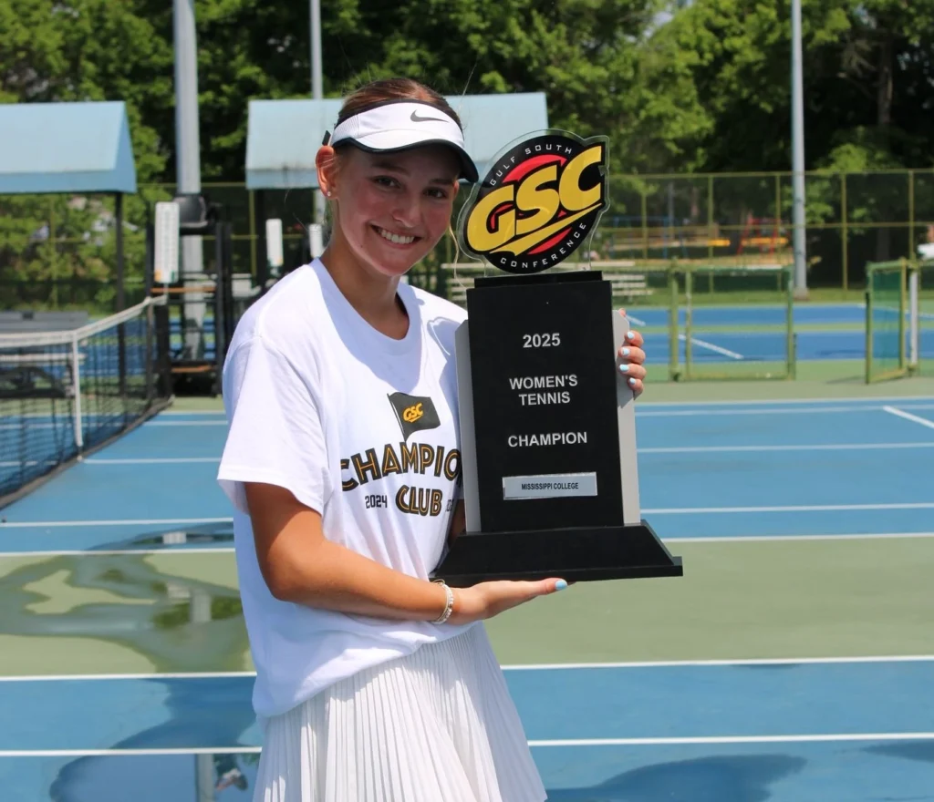Katharina Weber poserer stolt med Conference Champions-trofeet.