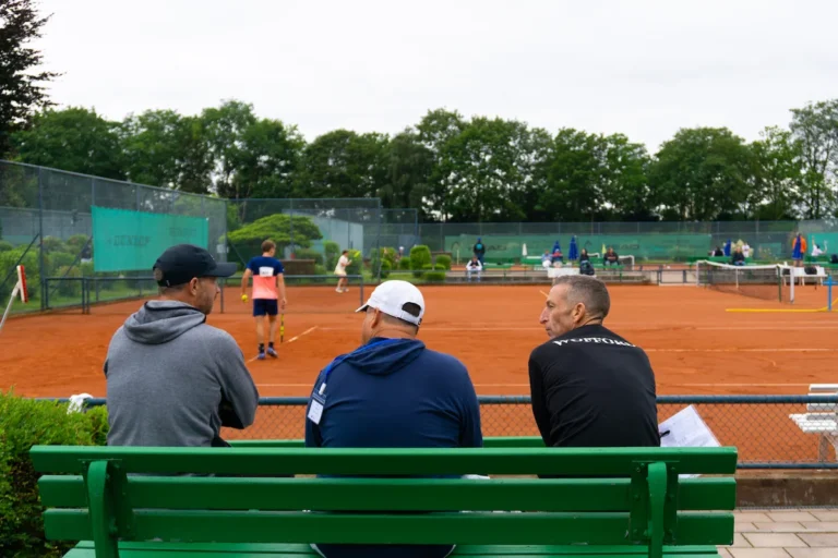 Collegecoacher ser på en kamp under Keystone Sports College Tennis Showcase.