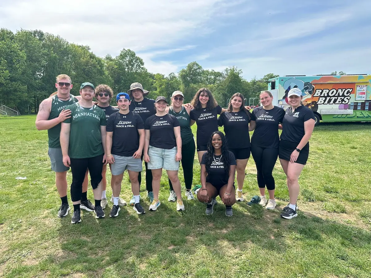 Thea Dahl med friidrettslaget sitt fra Manhattan College