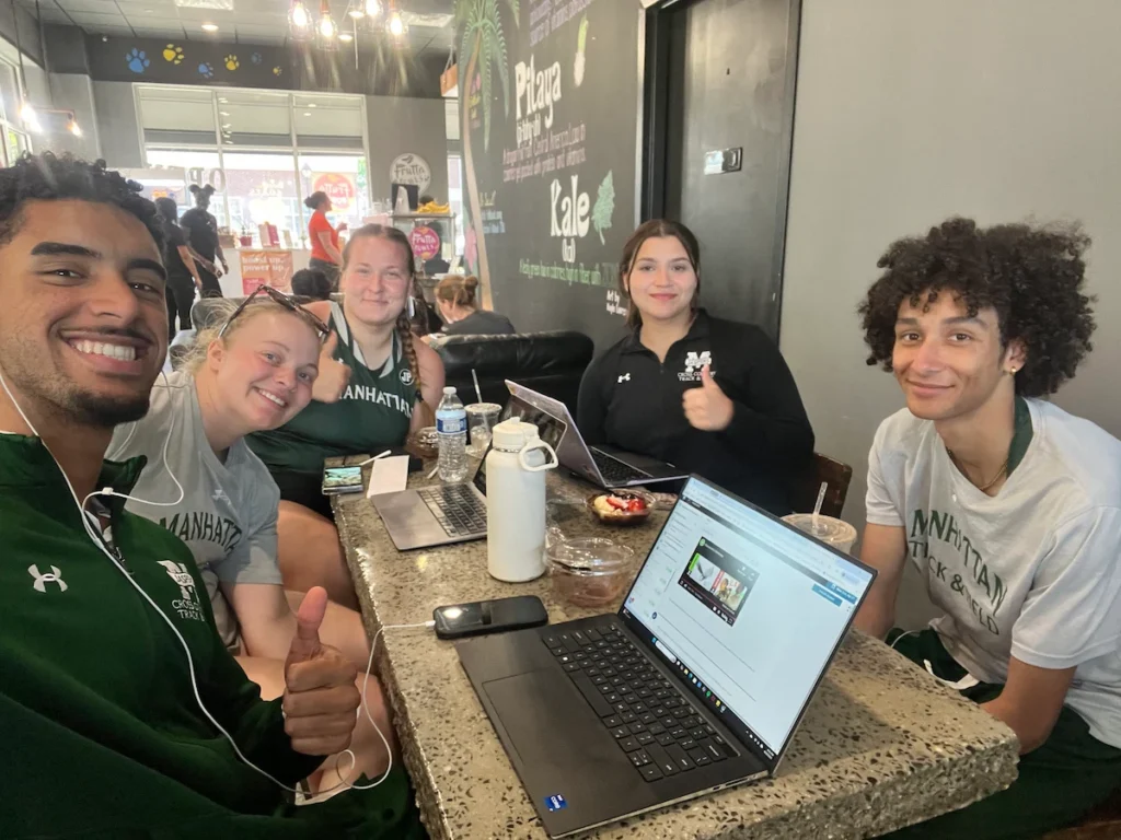 Thea Dahl studerer med lagkameratene sine