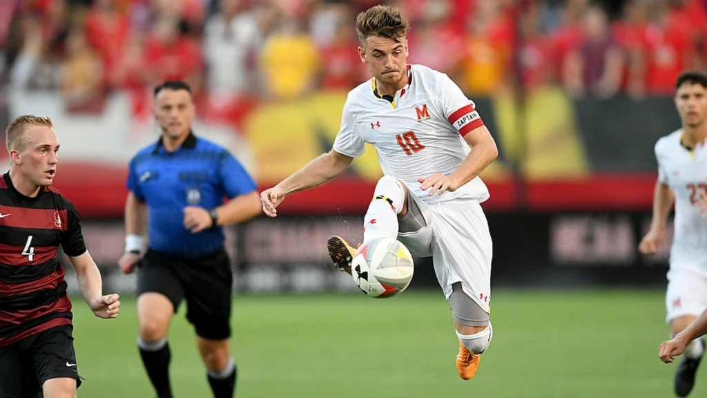 Fotballspillere på en universitetskamp