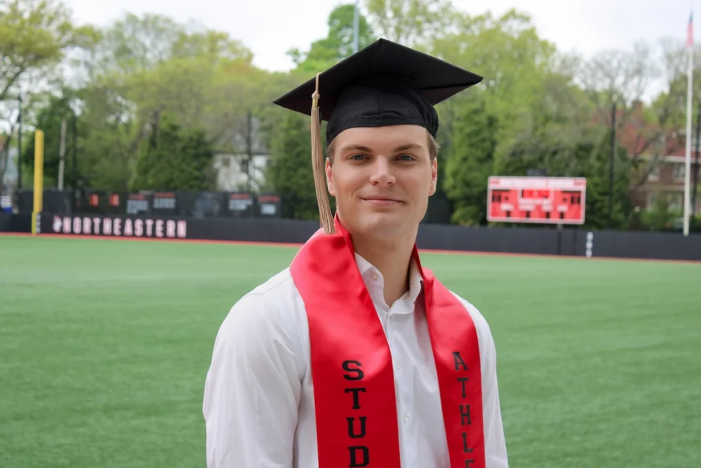 Student og idrettsutøver Tobias Wangerud poserer for avslutningsbilder iført kjole og beret