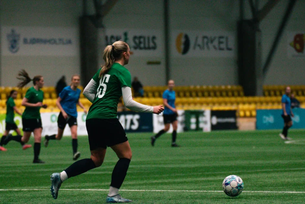 Fotballspiller som serverer ballen på Keystone Sports College Soccer Showcase