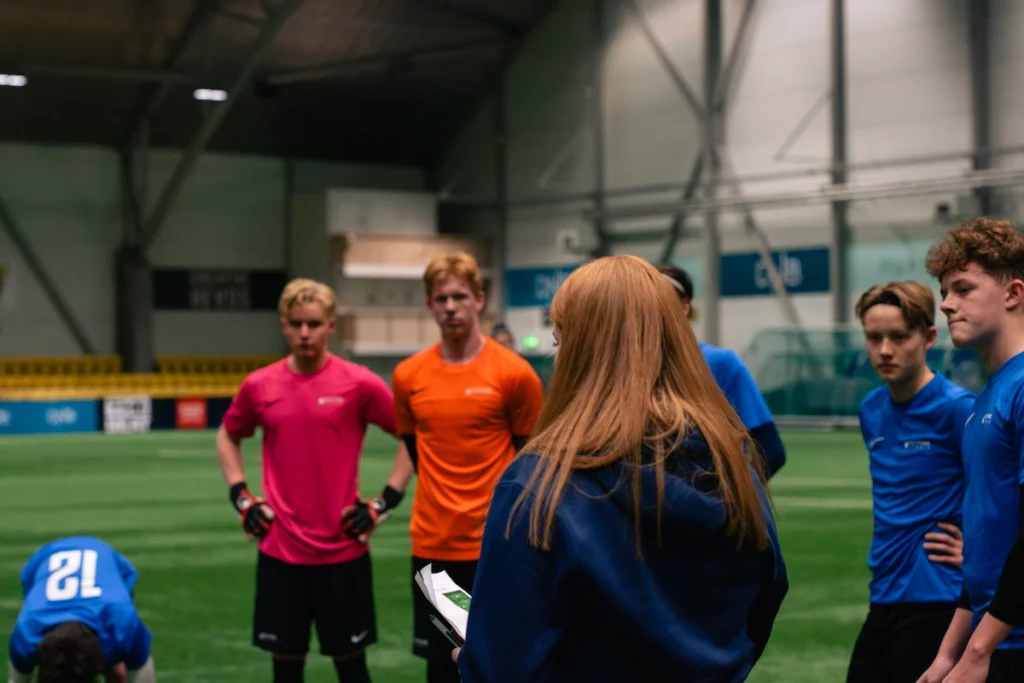 Keystone Sports-ekspert snakker med spillere på Keystone Sports College Soccer Showcase